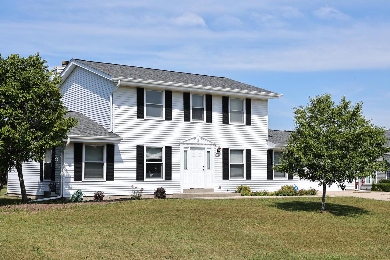8795 S Lizanne Dr, Oak Creek, WI 53154