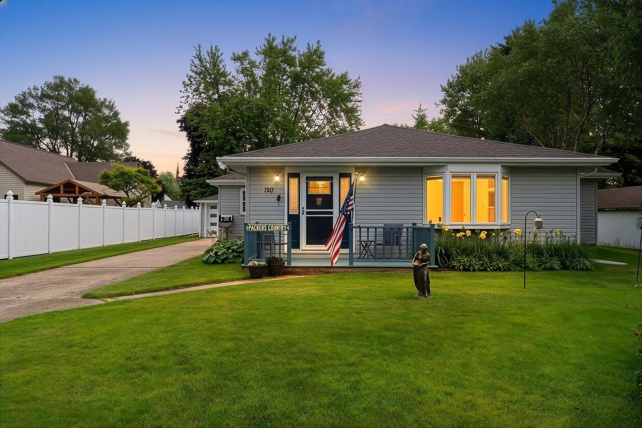 120 Vernon St, Algoma, WI 54201