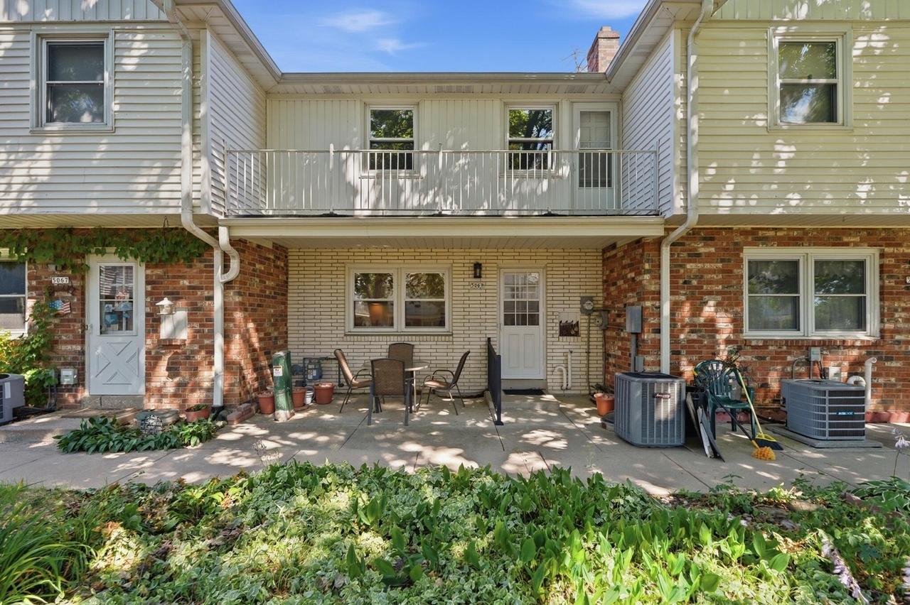 5069 W Colonial Ct, Greenfield, WI 53220