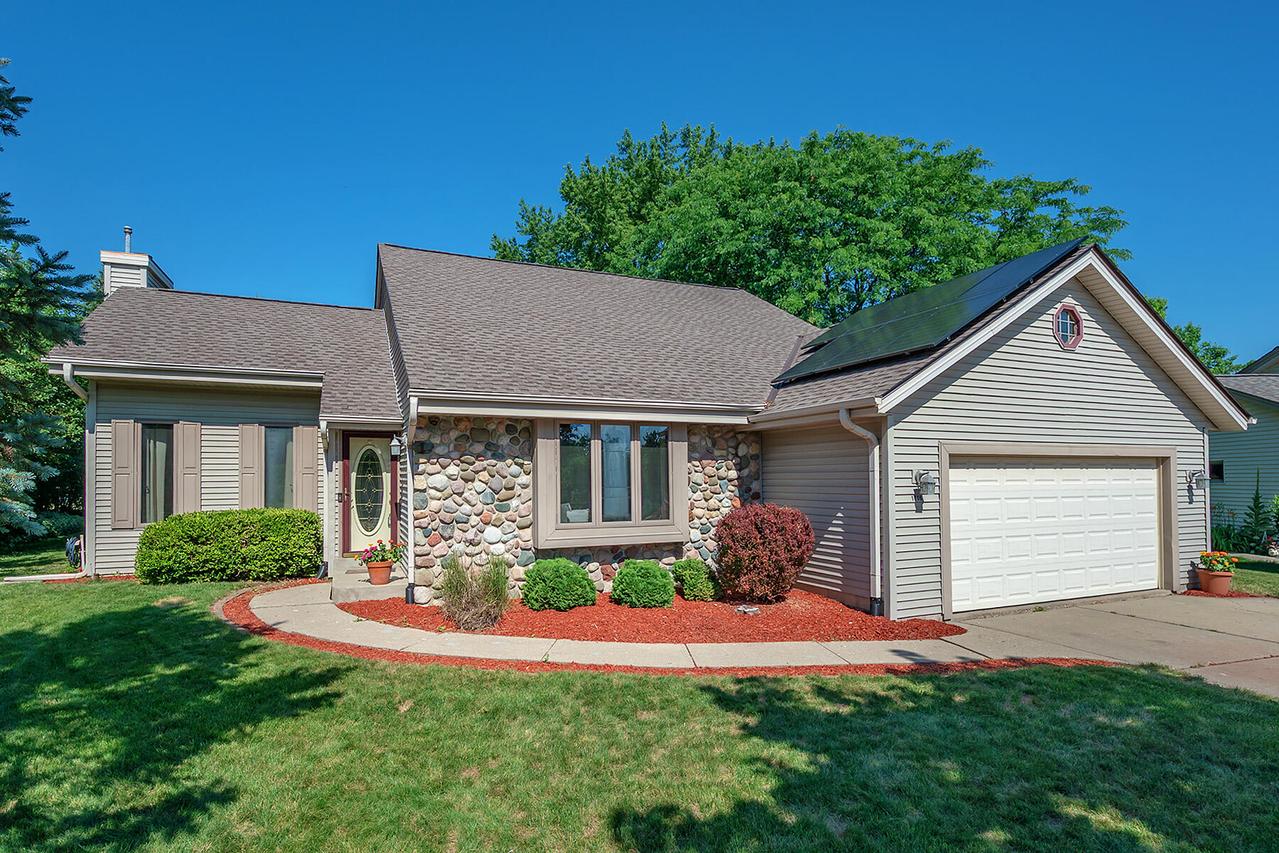 1716 Erin Ln, Waukesha, WI 53188