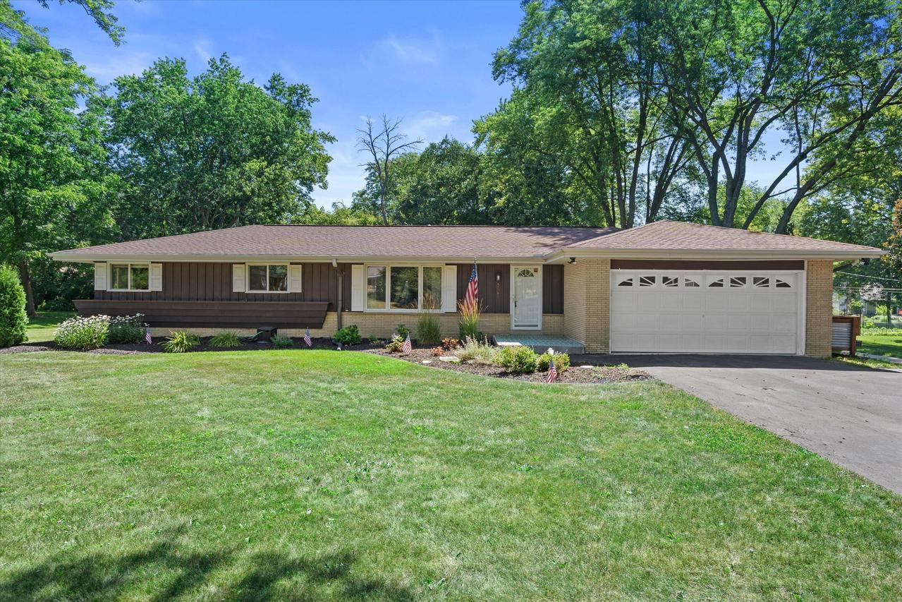 3580 Hollywood Ln, Brookfield, WI 53045