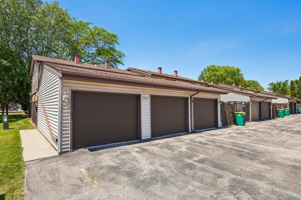 W163N11467 Windsor Ct, Germantown, WI 53022