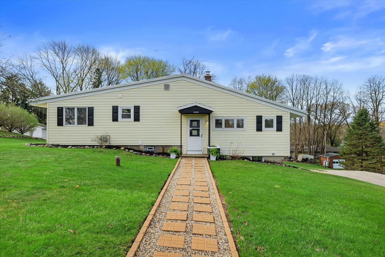 14225 Forest View, Brookfield, WI 53005