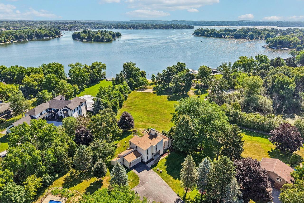 N61W35366 Mariner Ct, Oconomowoc, WI 53066