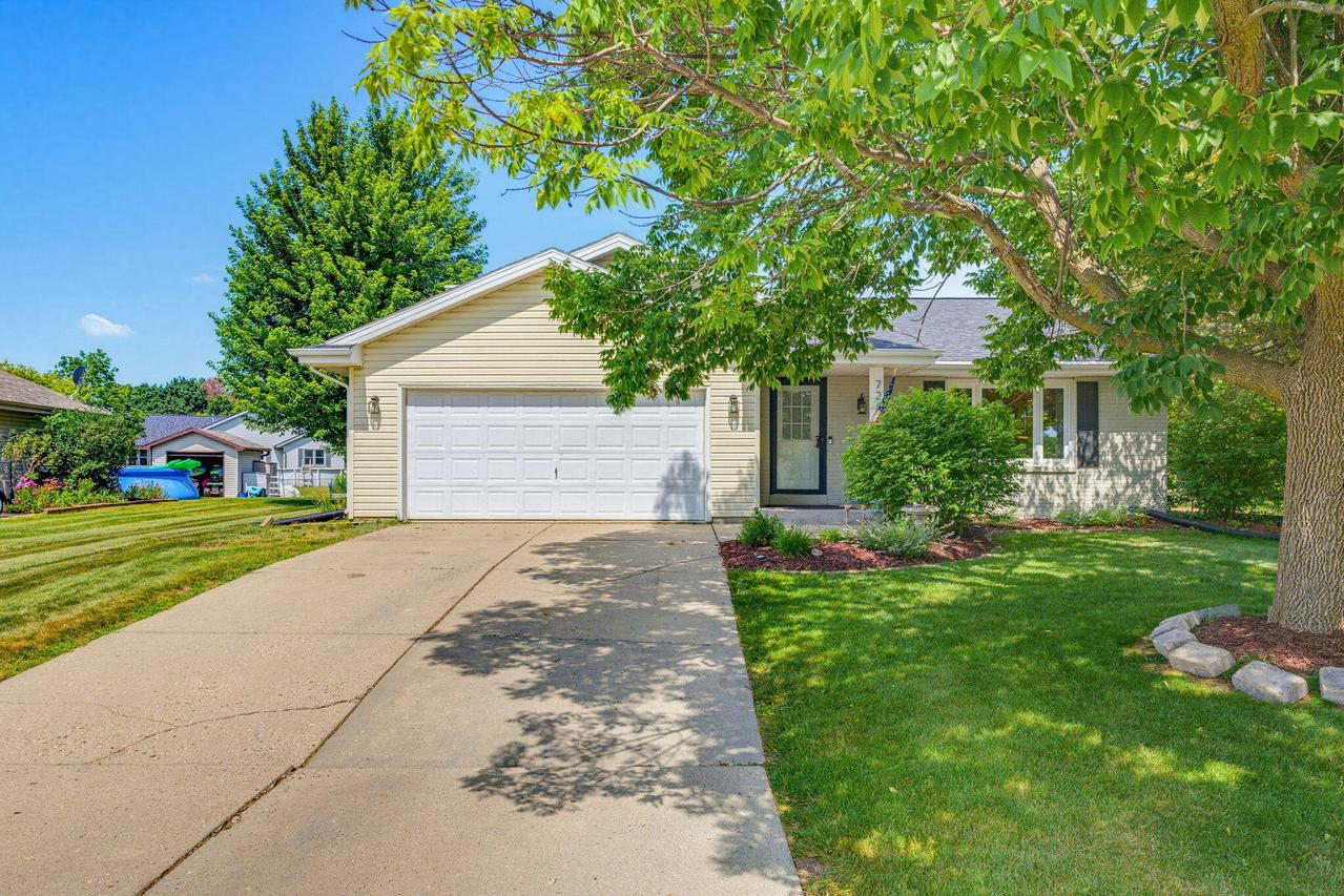 7283 S Countryside Dr, Franklin, WI 53132