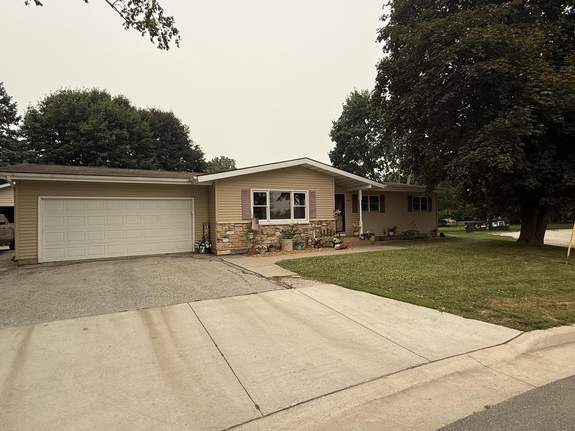 510 Laurel Dr, Francis Creek, WI 54214