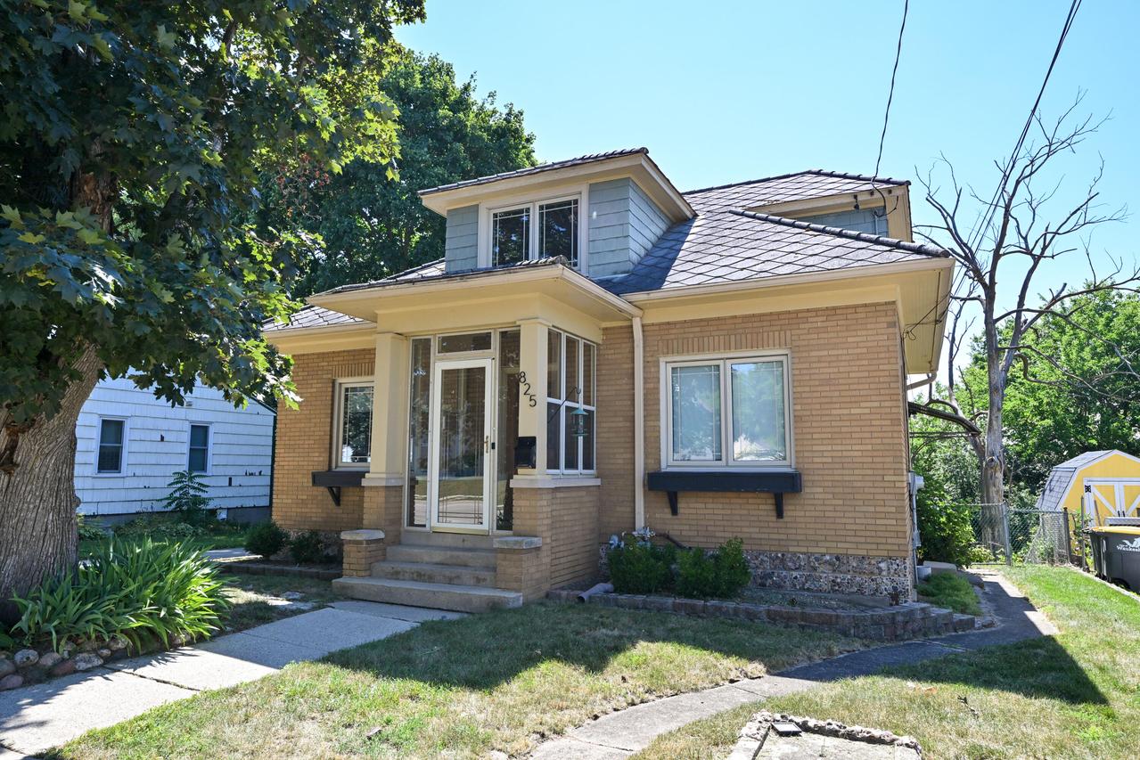 825 Buena Vista, Waukesha, WI 53188