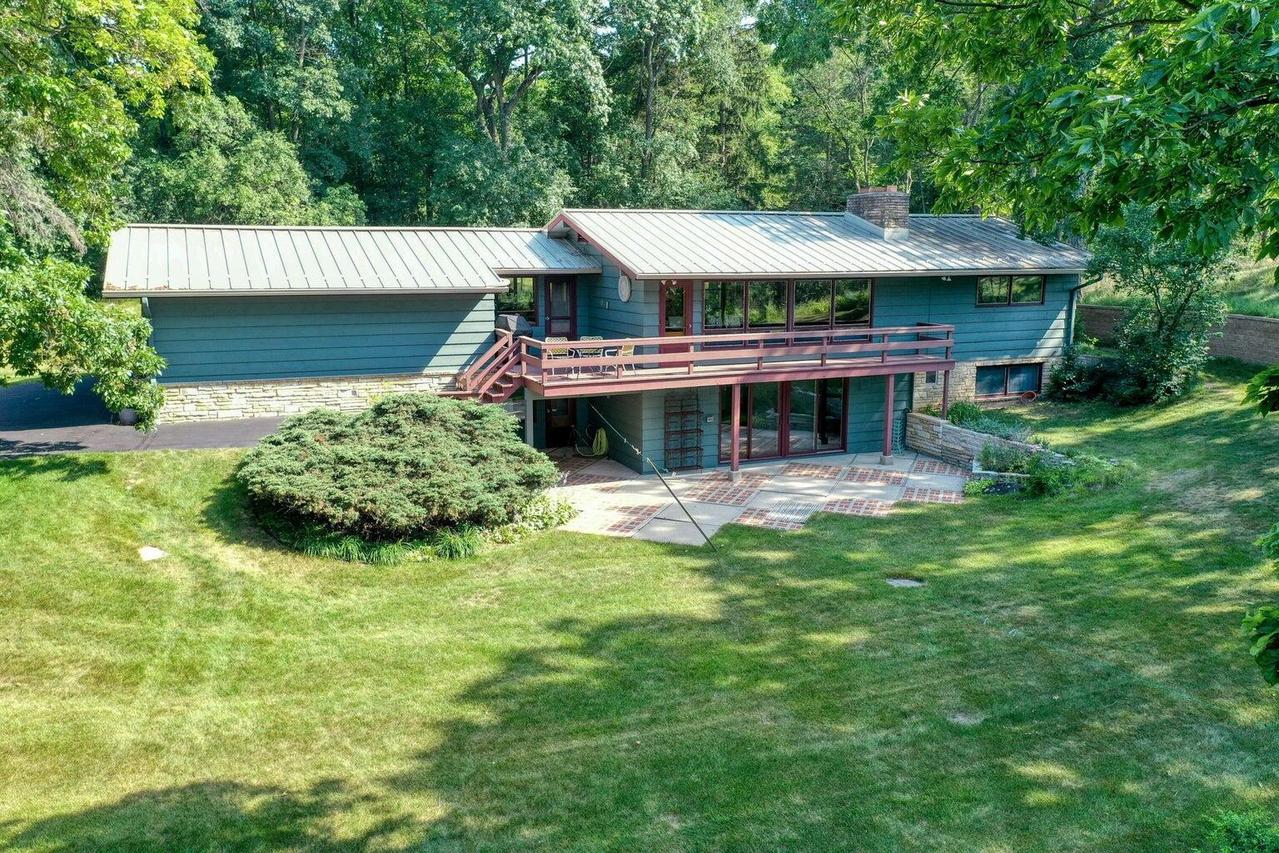 1905 Hillside Dr, Delafield, WI 53018
