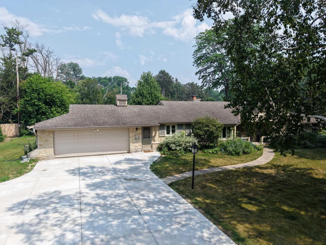 7860 N Fairchild Rd, Fox Point, WI 53217
