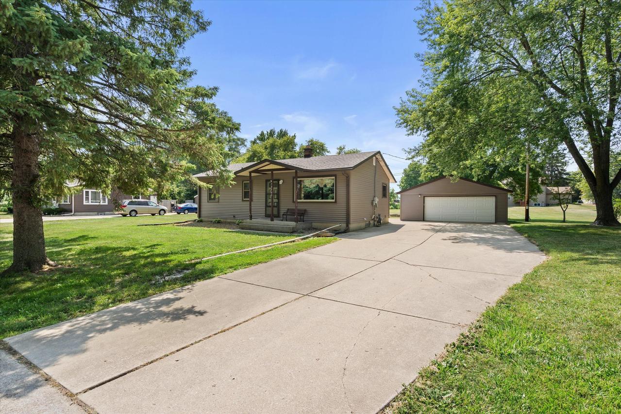 10549 S 4th Ave, Oak Creek, WI 53154