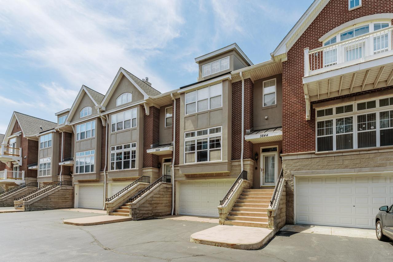 3844 S Lake Dr #15, Saint Francis, WI 53235