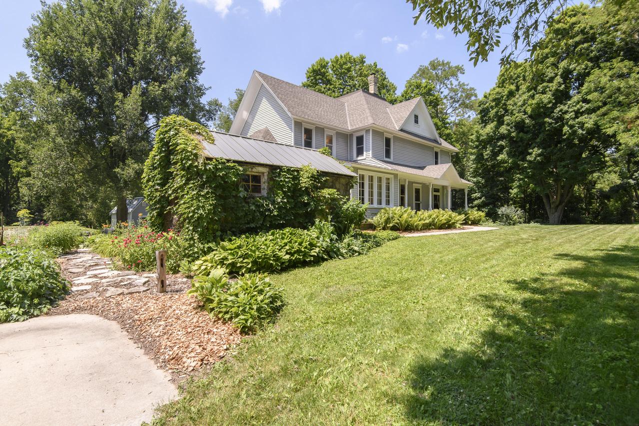 W247S8375 Stonehill Dr, Vernon, WI 53149