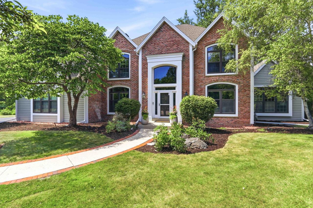 10105 N Parkside Ct, Mequon, WI 53092