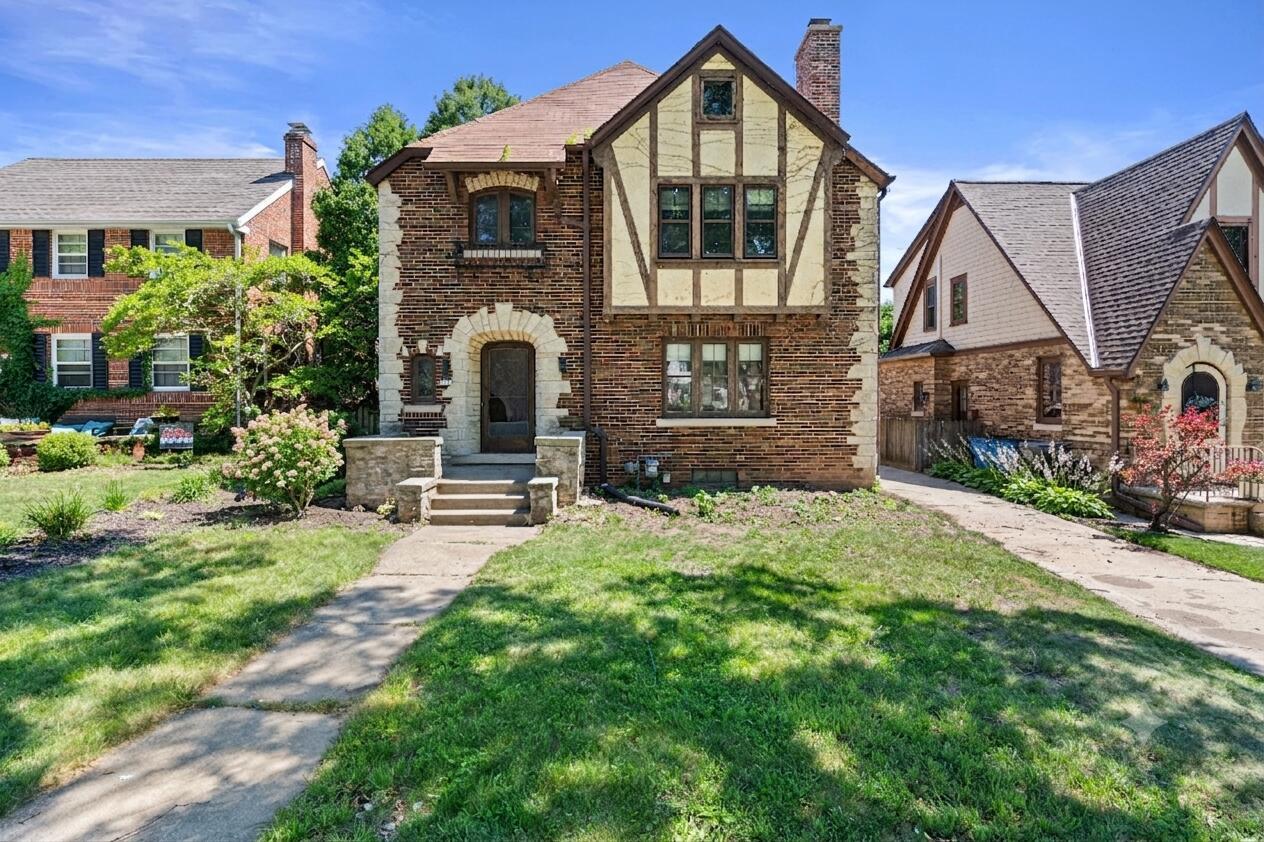5072 N Larkin St, Whitefish Bay, WI 53217