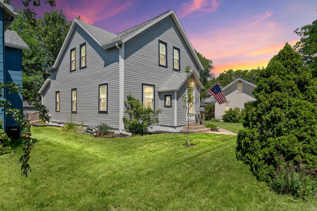 1218 S 16th St, La Crosse, WI 54601