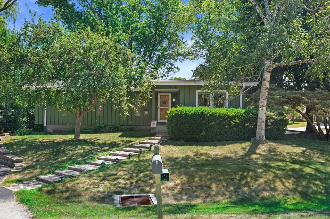 4880 S 37th St, Greenfield, WI 53221