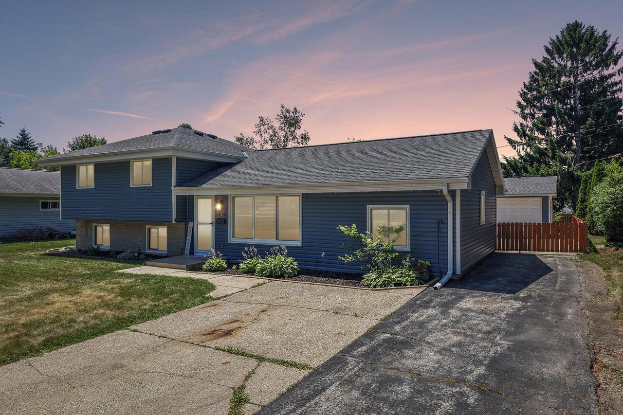 222 Millwood Ln, Waukesha, WI 53188