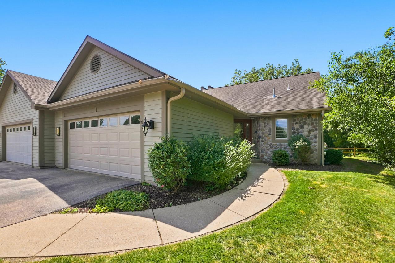 303 Parkview Ct, Hartland, WI 53029