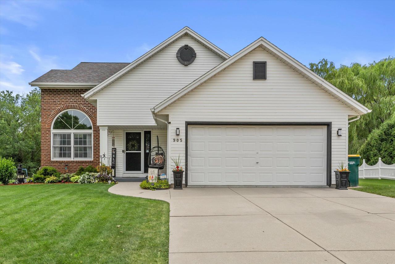 905 E Twin Oaks Dr, Oak Creek, WI 53154