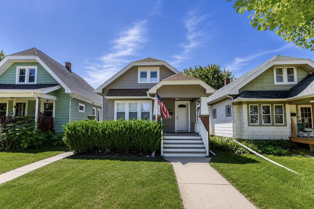 1917 S 71st St, West Allis, WI 53219