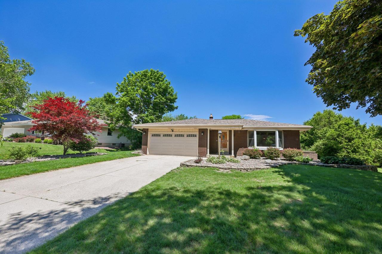 7557 Chapel Hill, Franklin, WI 53132