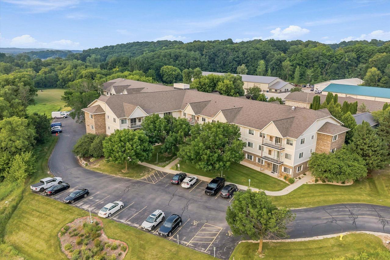 140 W Commerce Blvd #206, Slinger, WI 53086