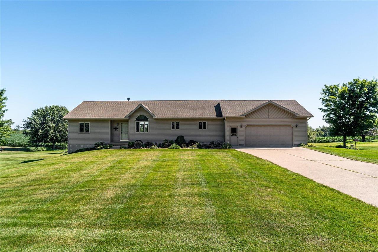 E7325 Skyline Dr, Viroqua, WI 54665