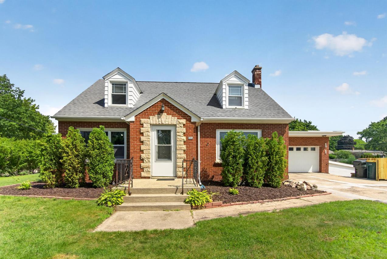 606 E Decorah Rd, West Bend, WI 53095