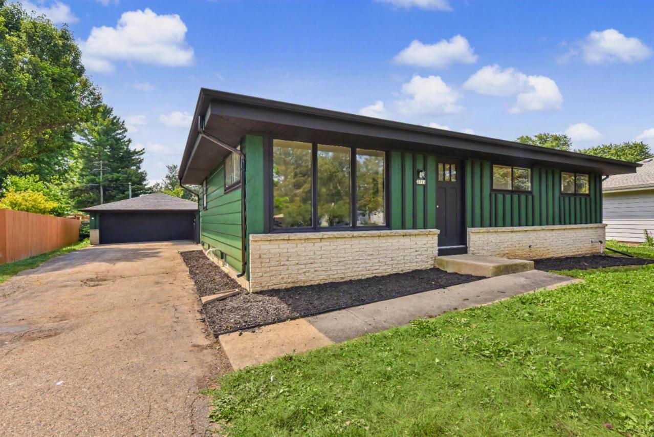2733 Arrowhead St, Caledonia, WI 53402