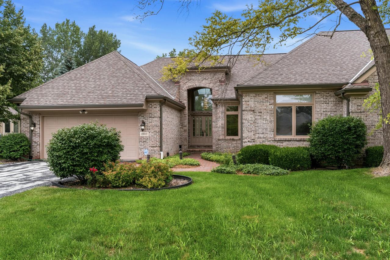2810 W Golf Cir, Mequon, WI 53092