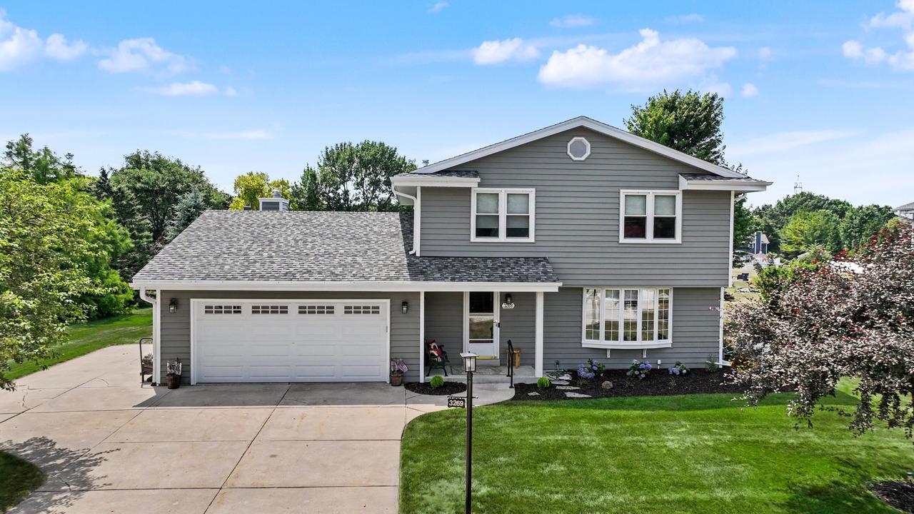 3269 E Carollton Dr, Oak Creek, WI 53154