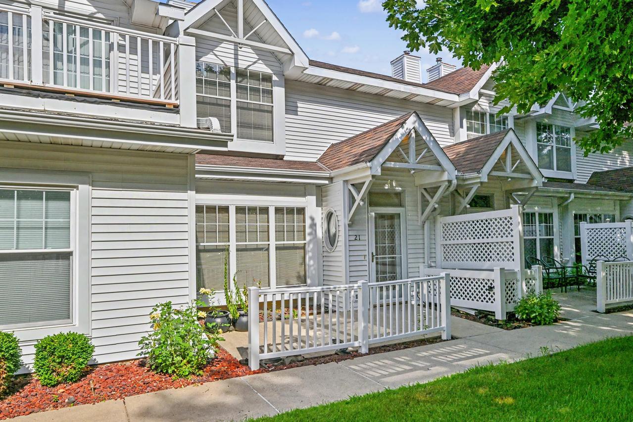 6235 S Creekside Dr #21, Cudahy, WI 53110
