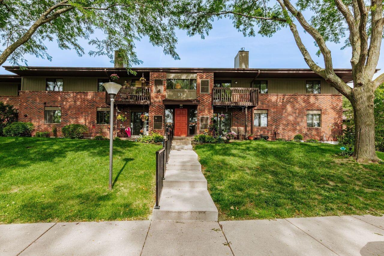 374 Park Hill #E, Pewaukee, WI 53072