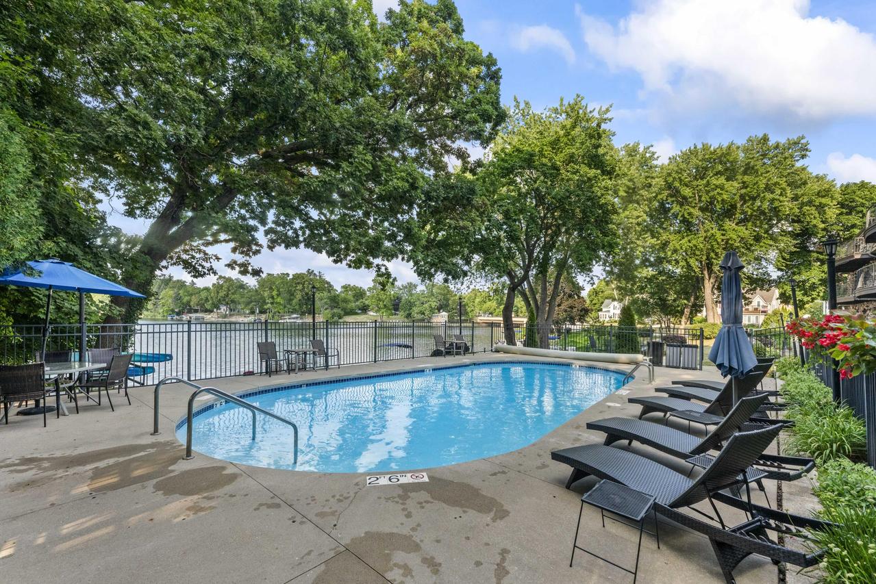 320 E Pleasant St #105, Oconomowoc, WI 53066