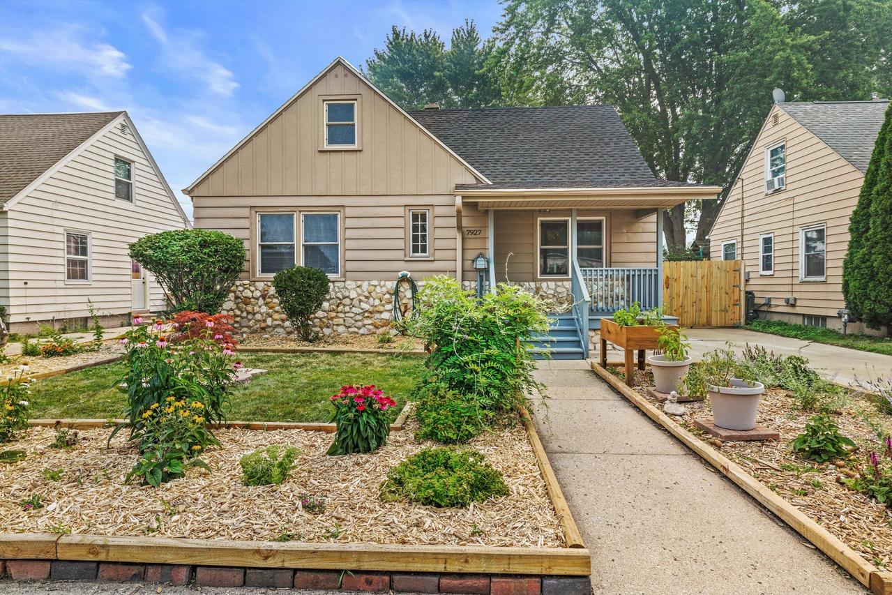 7927 23rd Ave, Kenosha, WI 53143