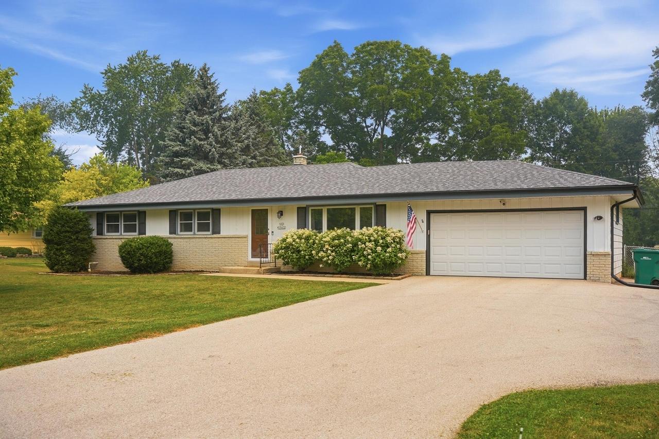 N52W15412 El Rio Dr, Menomonee Falls, WI 53051