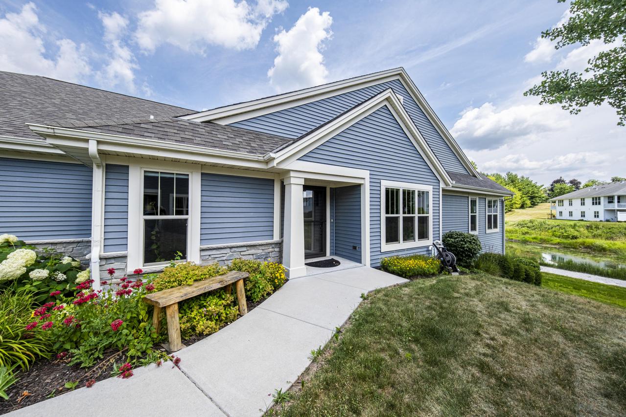 N54W35199 Coastal Ave #42-02, Oconomowoc, WI 53066