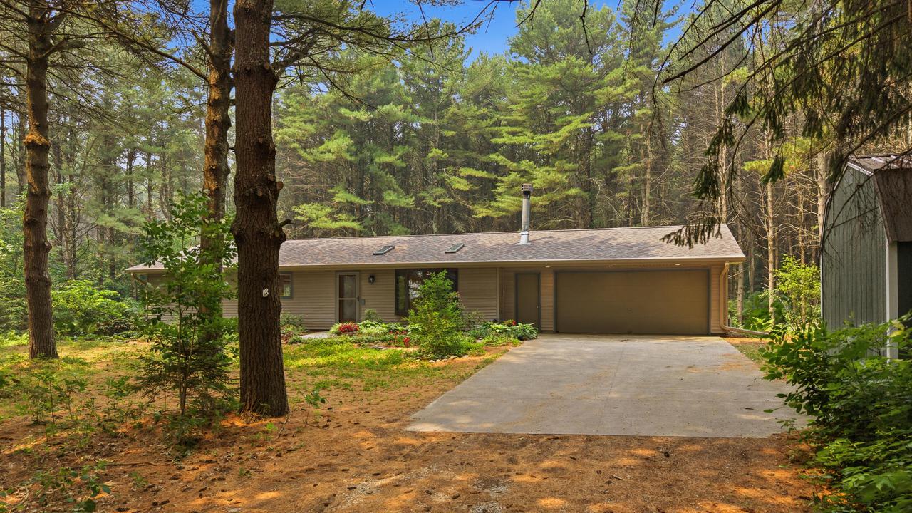 N1822 Nuestro Dr, Holland, WI 53070