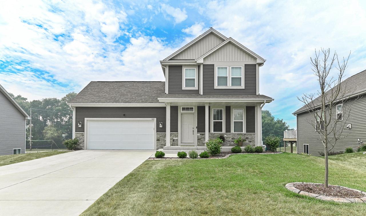 920 Foxwalk Dr, Waterford, WI 53185