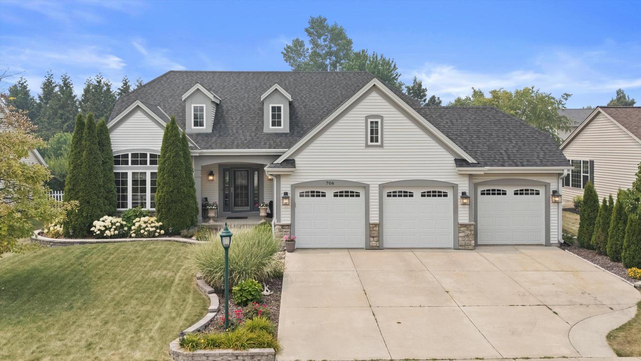 706 Bass Dr, Waterford, WI 53185
