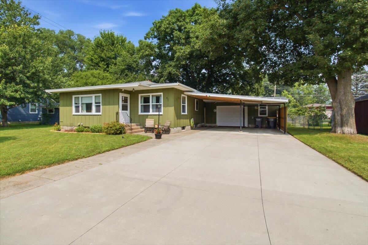 611 E 1st Ave, Holmen, WI 54636