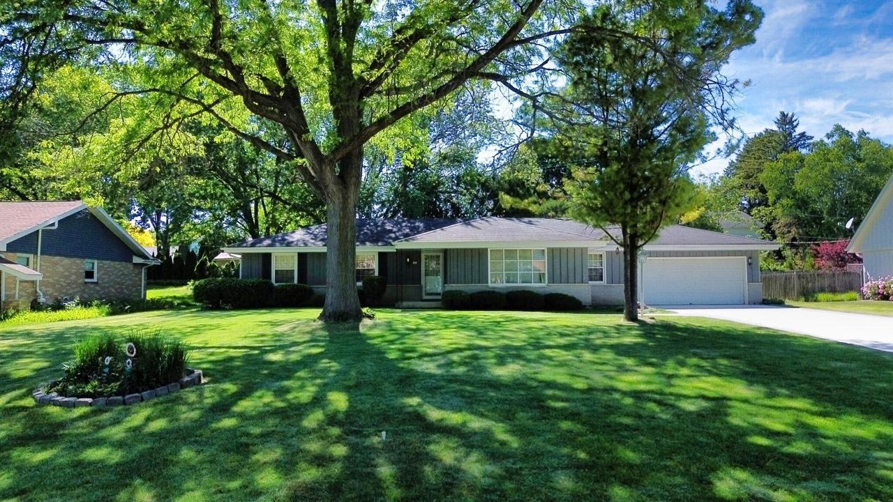 521 Alta Loma Dr, Thiensville, WI 53092
