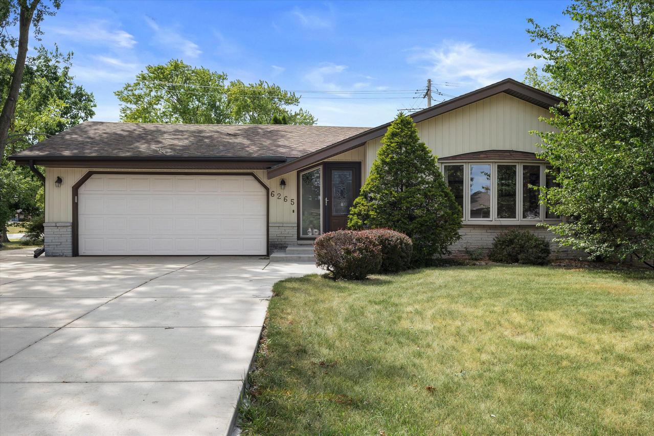 6265 S 38th St, Greenfield, WI 53221