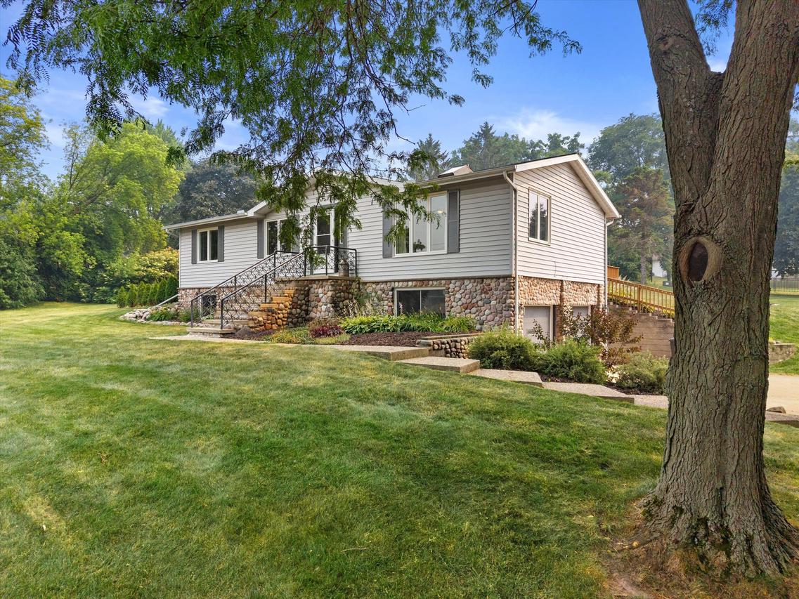 N5W27357 Northview Rd, Pewaukee, WI 53188