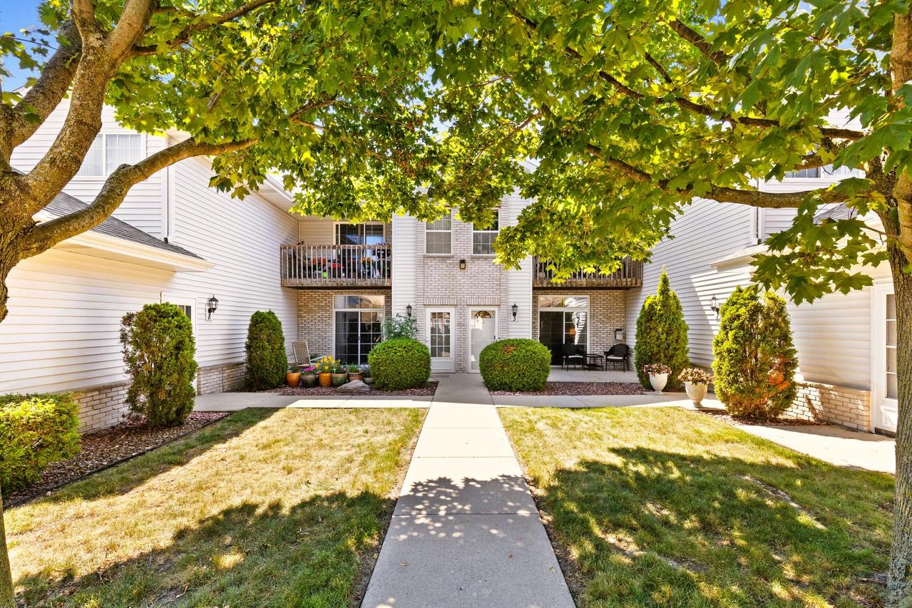 6200 S Creekside Dr #4, Cudahy, WI 53110