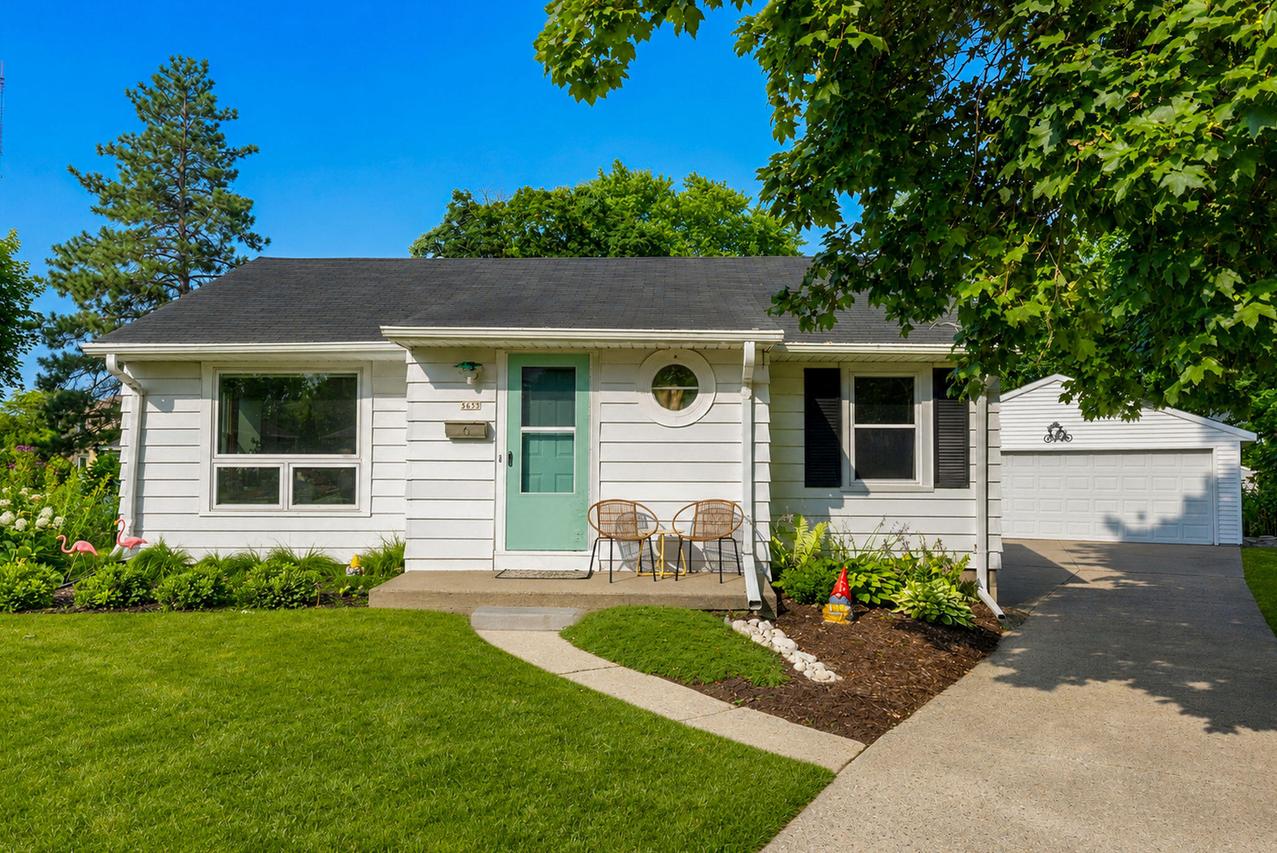 5655 N Paradise Ln, Glendale, WI 53209