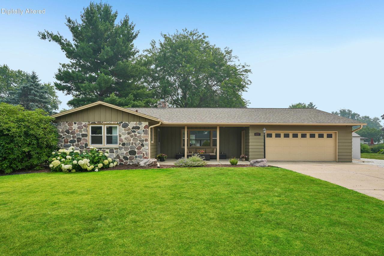 677 Tulip Ct, Oconomowoc, WI 53066