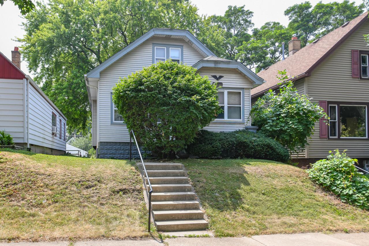 1901 E Hillcrest Ave, Milwaukee, WI 53207