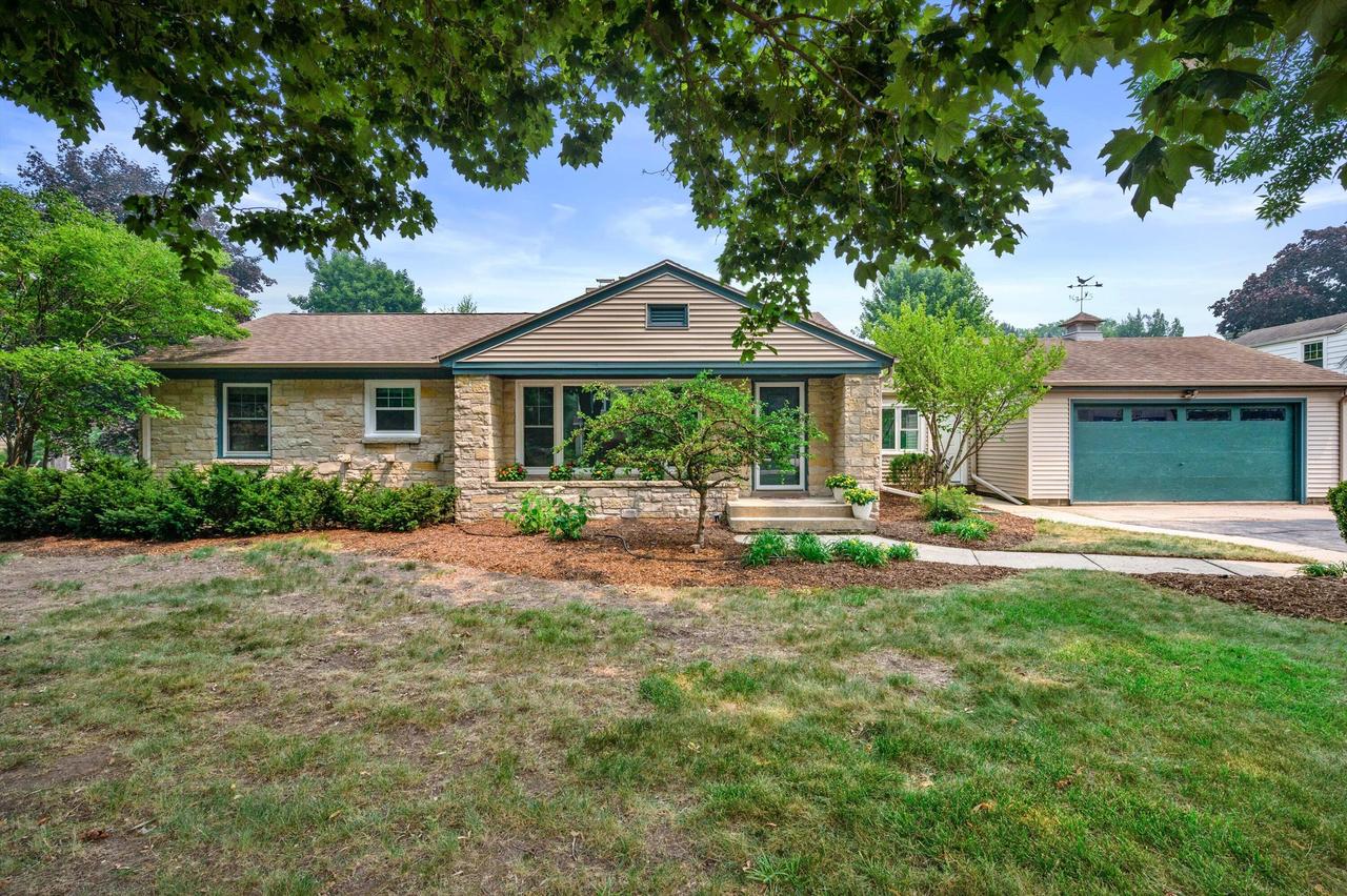 8224 N Whitney Rd, Fox Point, WI 53217