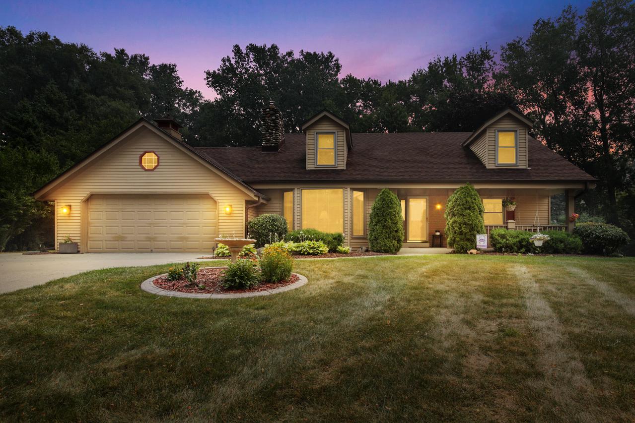 N22W22227 Meadowood Ct, Pewaukee, WI 53186